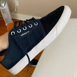 Adidas shoes mens 7 WOMENS 9
